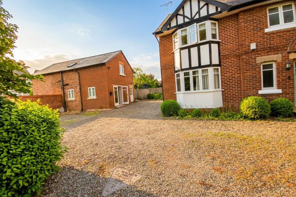 Detached one-bedroom home with free private gravel parking in Pulford, Chester