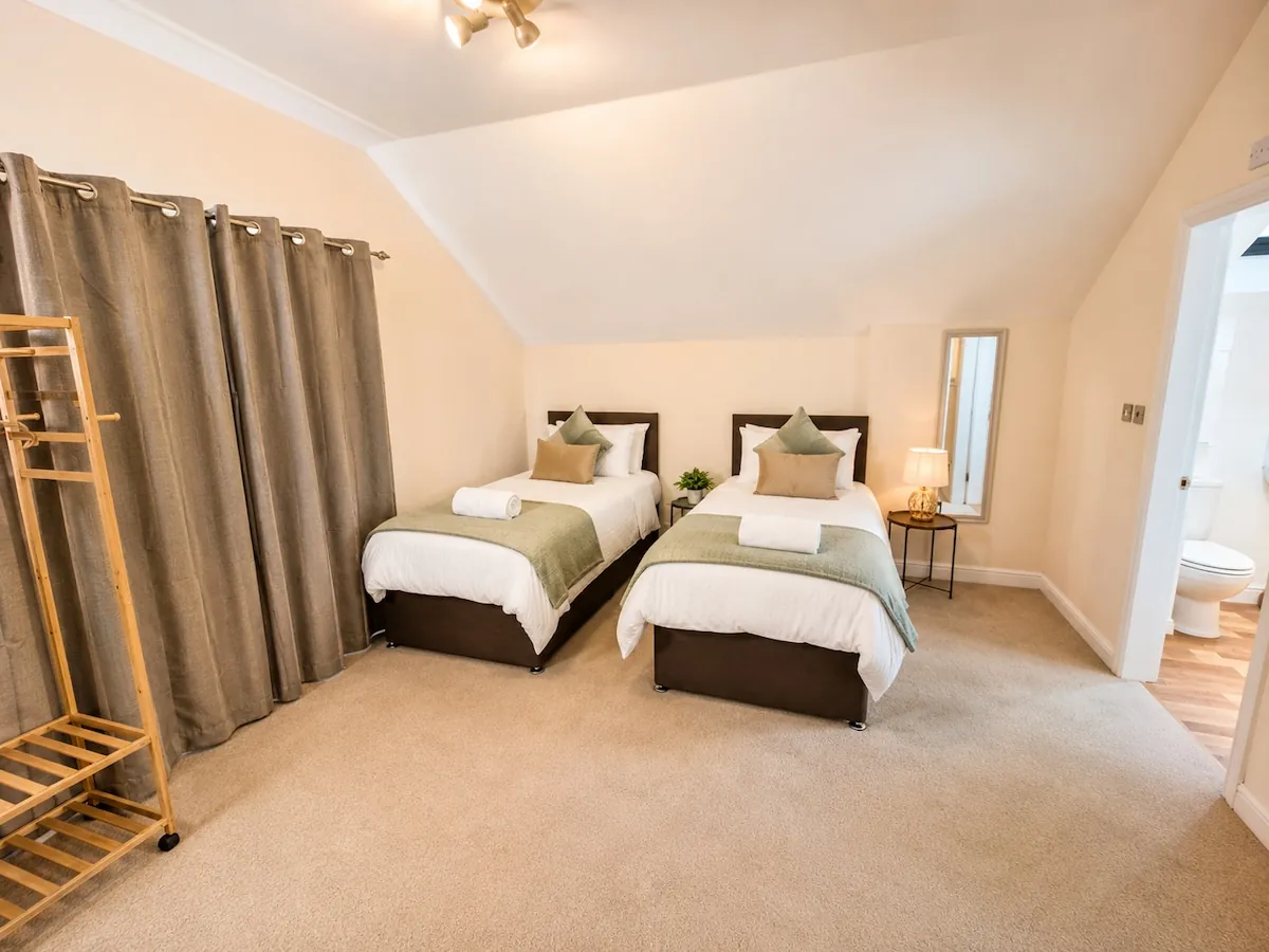 Bedroom with two single beds
